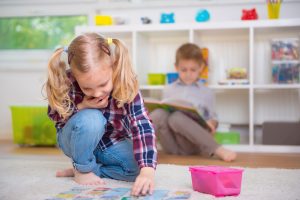 how to play the tray memory game with kids