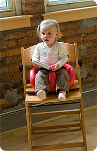 Child using the Keekaroo High Chair
