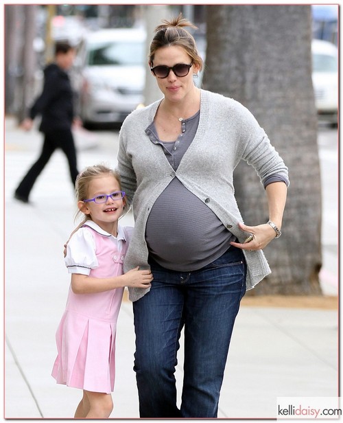 8731144 Pregnant actress Jennifer Garner and daughter Violet out getting a snack in Santa Monica, CA on February 7, 2012
 FameFlynet, Inc. - Santa Monica, CA, USA - +1 (818) 307-4813