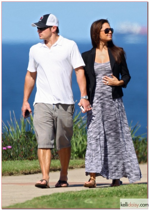 Nick Lachey and pregnant wife Vanessa Minnillo on a coastal tour of Coogee in Sydney, Australia on March 29, 2012. RESTRICTIONS APPLY: USA ONLY