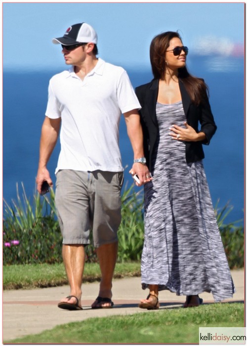 Nick Lachey And Vanessa Minnillo Checking Out The Sites In Sydney Nick Lachey and pregnant wife Vanessa Minnillo on a coastal tour of Coogee in Sydney, Australia on March 29, 2012. RESTRICTIONS APPLY: USA ONLY