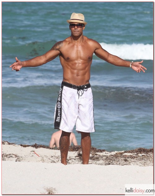 'Criminal Minds' actor Shemar Moore giving the cameras two thumbs up after spending a day on the beach in Miami, Florida on May 3, 2012.