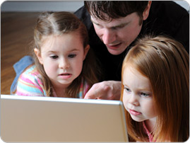 Dad_kids_computer_BRAND_PHO_EN