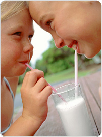 Girls_drinking_milk_BRAND_PHO_EN Girls_drinking_milk_BRAND_PHO_EN
