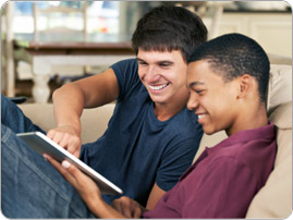 Teen_boys_using_tablet_BRAND_PHO_EN Teen_boys_using_tablet_BRAND_PHO_EN