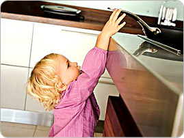 Toddler_reaching_stovetop_BRAND-PHO_EN