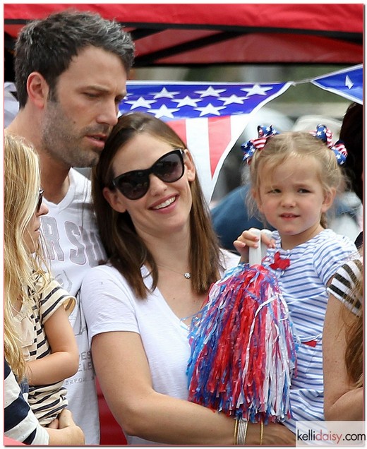 Ben Affleck and Jennifer Garner watch the 4th of July Parade with daughter Seraphina, while daughter Violet was a participant in the parade in Pacific Palisades on July 4, 2012. Jen even gave Ben a kiss on the cheek after Violet had passed. Ben Affleck and Jennifer Garner watch the 4th of July Parade with daughter Seraphina, while daughter Violet was a participant in the parade in Pacific Palisades on July 4, 2012. Jen even gave Ben a kiss on the cheek after Violet had passed.