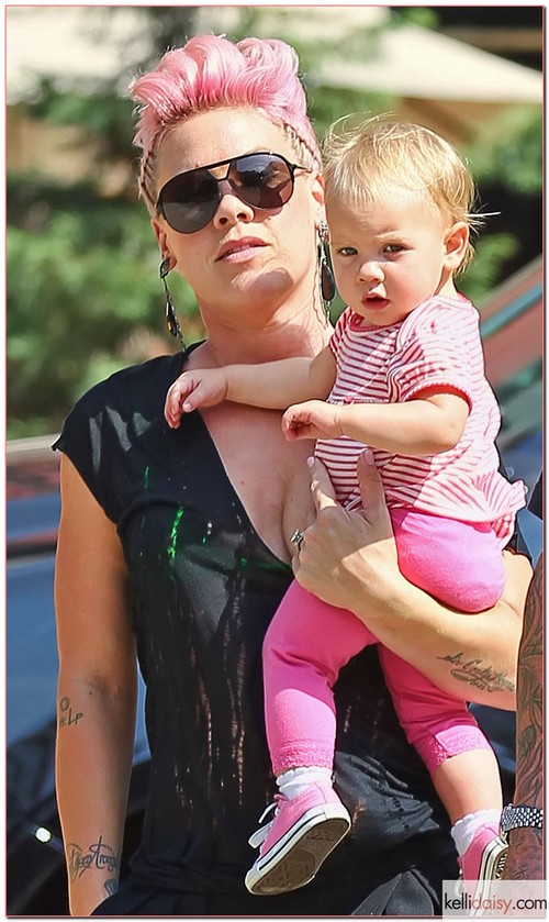 50830098 Couple Pink and Carey Hart spotted out with their daughter Willow in New York City, New York on July 11, 2012. Couple Pink and Carey Hart spotted out with their daughter Willow in New York City, New York on July 11, 2012. FameFlynet, Inc. - Santa Monica, CA, USA - +1 (818) 307-4813