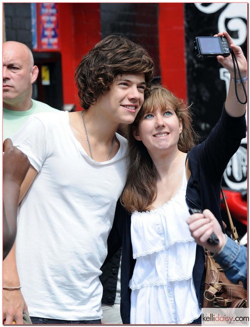 50837584 Popular British-Irish boy band One Direction greet their fans as they leave a London, England studio on July 19th, 2012. Popular British-Irish boy band One Direction greet their fans as they leave a London, England studio on July 19th, 2012. FameFlynet, Inc. - Santa Monica, CA, USA - +1 (818) 307-4813 RESTRICTIONS APPLY: USA/AUSTRALIA/NEW ZEALAND ONLY