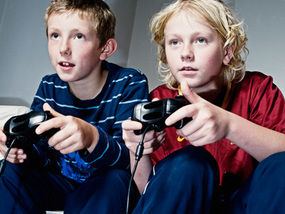 Kids-playing-videogames