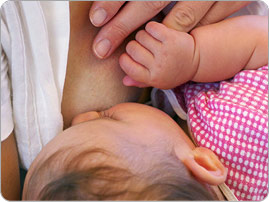 baby_at_breast_BRAND-PHO_EN baby_at_breast_BRAND-PHO_EN