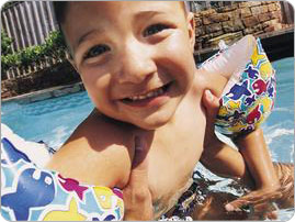 boy_in_swimming_pool_BRAND-PHO_EN