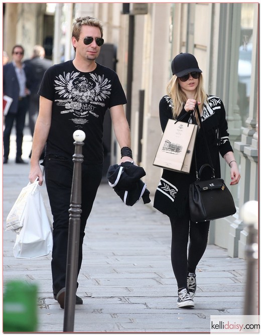 9068024 Singer Avril Lavigne enjoys lunch with a mystery man at La Maison de le Truffe in Paris, France on May 10, 2012. After lunch the pair did a bit of shopping before hopping in a car. Avril is in talks to possibly because a new "X Factor" judge. FameFlynet, Inc - Beverly Hills, CA, USA - +1 (818) 307-4813 RESTRICTIONS APPLY: USA/AUSTRALIA/NEW ZEALAND ONLY