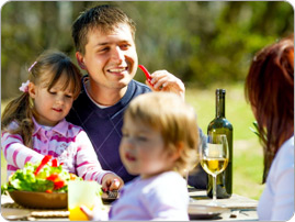 Family_summer_meal_BRAND_PHO_EN Family_summer_meal_BRAND_PHO_EN