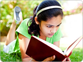 Girl_reading_outside_BRAND_PHO_EN Girl_reading_outside_BRAND_PHO_EN
