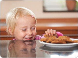 Girl_stealing_cookie_BRAND_PHO_EN Girl_stealing_cookie_BRAND_PHO_EN