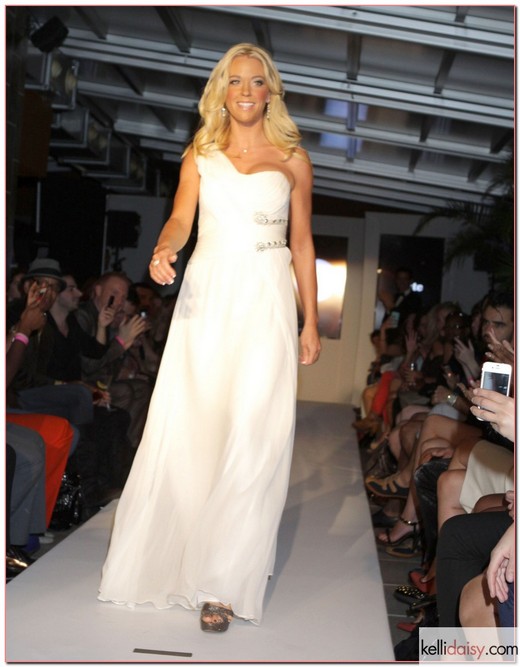 50884963 TV personality Kate Gosselin walks the runway during the Derek Warburton 'Real Fashion, Real Women' Benefit during Spring 2013 Mercedes-Benz Fashion Week at Empire Hotel on September 12, 2012 in New York City. The fashion show was partnered with Bottomless Closets, an organization that helps "real women" get makeovers in fashion to help land a job. Kate Gosselin helped support the organization by walking on runway along with the "Real Women" who are getting makeovers. TV personality Kate Gosselin walks the runway during the Derek Warburton 'Real Fashion, Real Women' Benefit during Spring 2013 Mercedes-Benz Fashion Week at Empire Hotel on September 12, 2012 in New York City. The fashion show was partnered with Bottomless Closets, an organization that helps "real women" get makeovers in fashion to help land a job. Kate Gosselin helped support the organization by walking on runway along with the "Real Women" who are getting makeovers.
Pictured: Kate Gosselin FameFlynet, Inc - Beverly Hills, CA, USA - +1 (818) 307-4813