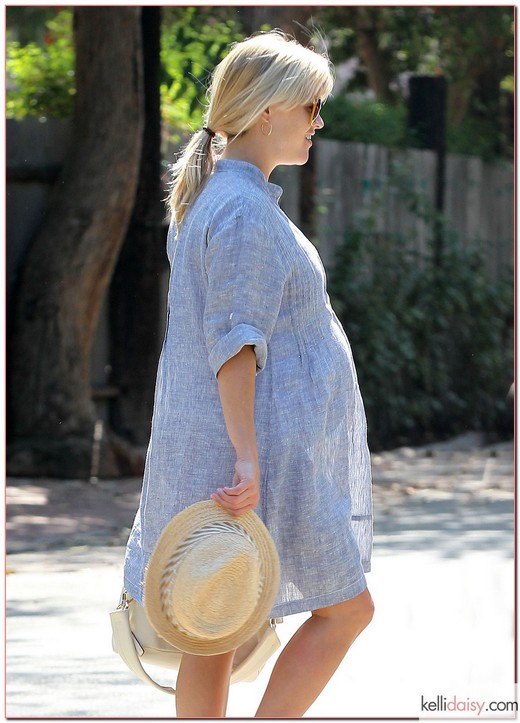 50888891 Pregnant actress Reese Witherspoon looks ready to burst as she leaves her therapist's office in Brentwood, California on September 17, 2012. Pregnant actress Reese Witherspoon looks ready to burst as she leaves her therapist's office in Brentwood, California on September 17, 2012. FameFlynet, Inc - Beverly Hills, CA, USA - +1 (818) 307-4813