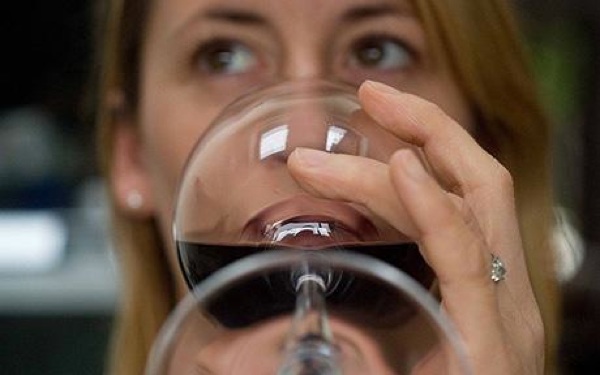 DTDB_PRE_BUDGET7.jpg - wine / alcohol PIC BY DAVID BURGES..........09.10.07....THE CHANCELLORS PRE-BUDGET REPORT IS TO UNVEILED TODAY, WITH LIKELY PROPOSALS INCLUDING HIGHER TAXES ON ALCOHOL, PETROL AND 4X4'S.
Woman drinking glass of wine.