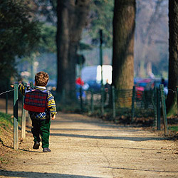 kidwalkingtoschool