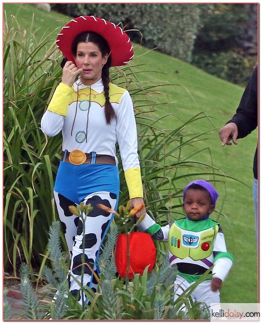 50932426 'Gravity' actress Sandra Bullock takes her son Louis out trick or treating on Halloween in Toluca Lake, California on October 31, 2012. Sandra dressed up as Jessie and Louis as Buzz Lightyear from the Pixar movie Toy Story FameFlynet, Inc - Beverly Hills, CA, USA - +1 (818) 307-4813
