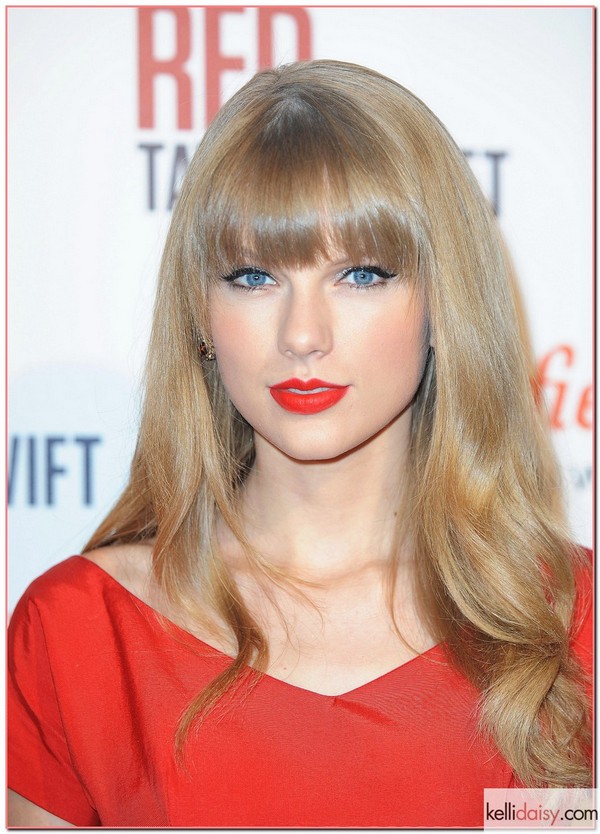 50936665 Singer Taylor Swift switches on the Christmas Lights at Westfield London, before performing live for fans and shoppers at Westfield London on November 6, 2012 in London, England. FameFlynet, Inc - Beverly Hills, CA, USA - +1 (818) 307-4813 RESTRICTIONS APPLY: USA ONLY