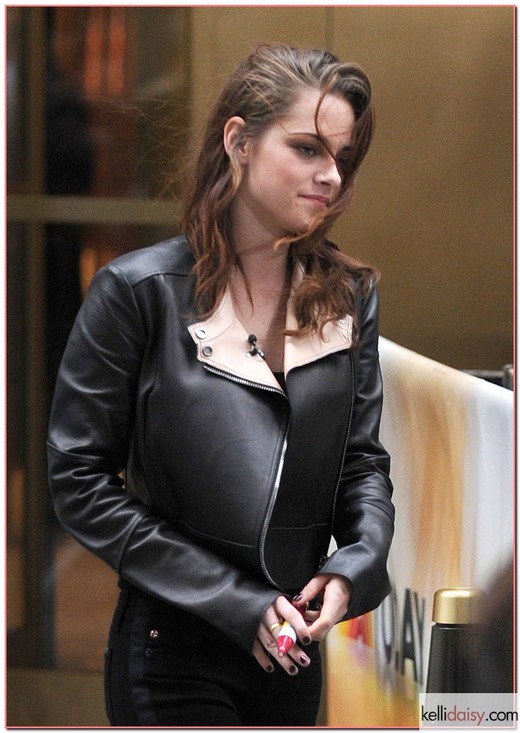 50937413 "Twilight" star Kristen Stewart steps out on the plaza in Rockefeller Center before her interview on NBC's Today Show to sign autographs for fans on November 7, 2012 in New York City, New York. FameFlynet, Inc - Beverly Hills, CA, USA - +1 (818) 307-4813