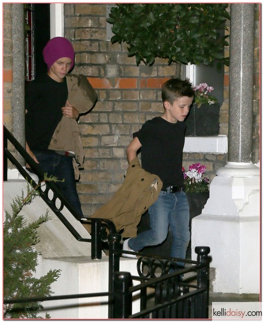 50952105 Ex Spice Girl and fashion icon Victoria Beckham takes her children, Brooklyn, Romeo, Cruz and Harper to Gordon Ramsay's house in London, UK on November 22, 2012. FameFlynet, Inc - Beverly Hills, CA, USA - +1 (818) 307-4813 RESTRICTIONS APPLY: USA ONLY