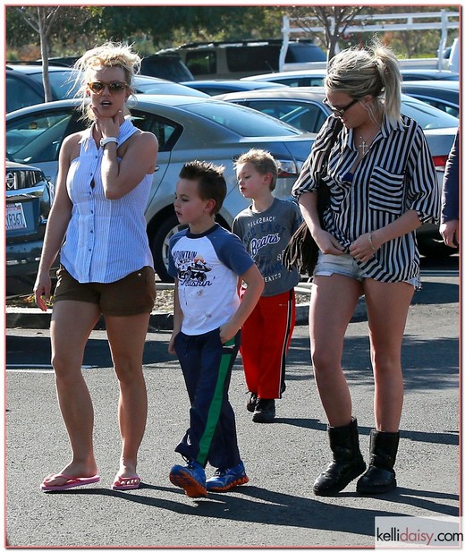 50953973 Singer Britney Spears and her sister Jaime Lynn Spears take her sons Sean and Jayden out shopping at Target in Thousand Oaks, California on November 25, 2012. FameFlynet, Inc - Beverly Hills, CA, USA - +1 (818) 307-4813