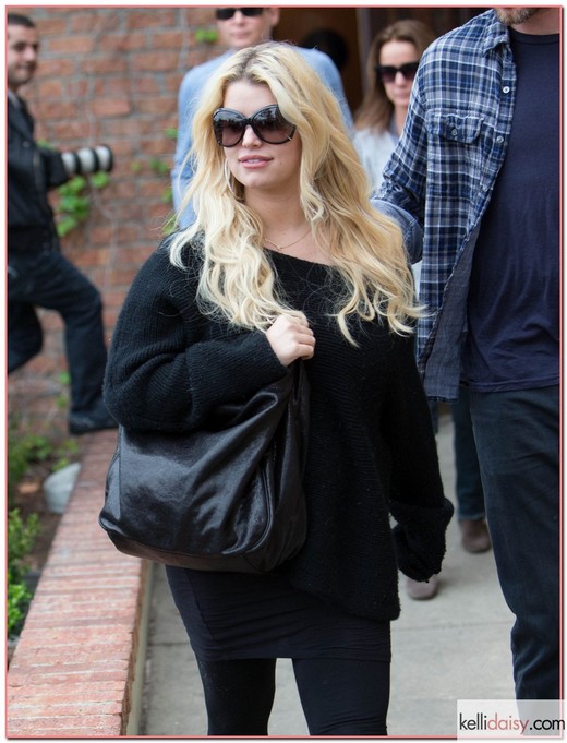 50969037 Pregnant singer Jessica Simpson and her fiance Eric Johnson grab lunch in Calabasas, California on December 12, 2012. Jessica is wearing a baggy black sweater which hides her growing baby bump... FameFlynet, Inc - Beverly Hills, CA, USA - +1 (818) 307-4813
