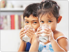 Kids_drinking_milk_BRAND_PHO_EN Kids_drinking_milk_BRAND_PHO_EN