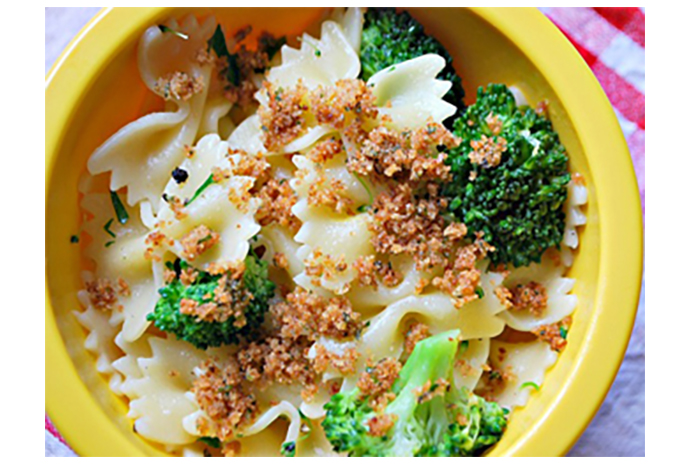 Move over mac and cheese, farfalle gets the bread crumbs this time. We toss the little bows gently with broccoli florets, olive oil and lemon zest, then garnish them with golden seasoned bread crumbs to make a meal perfectly designed for the little people in your life. 