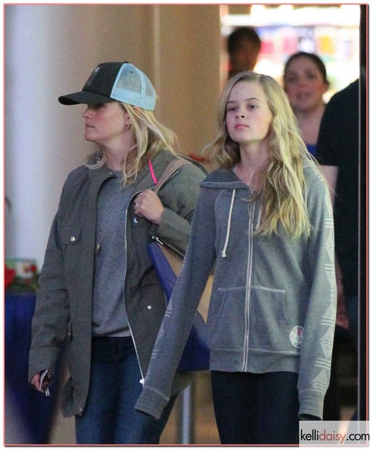 51006151 Actress Reese Witherspoon and daughter Ava visit the Century City Mall in Los Angeles, CA on February 2nd, 2013. The thirteen-year-old Ava is looking more her mother every day and the two wore matching tones as they kept a low profile walking around the outdoor mall  FameFlynet, Inc - Beverly Hills, CA, USA - +1 (818) 307-4813