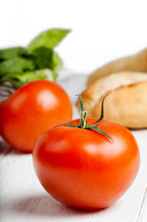 Kozzi-close_up_image_of_tomato-588x883