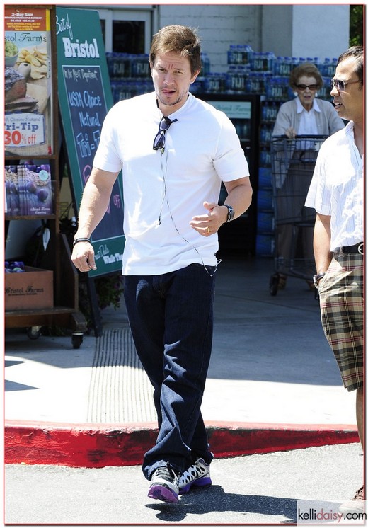 51113450 'Pain &amp; Gain' actor Mark Walhberg stops by Bristol Farms in Beverly Hills, California with a friend on May 28, 2013. FameFlynet, Inc - Beverly Hills, CA, USA - +1 (818) 307-4813