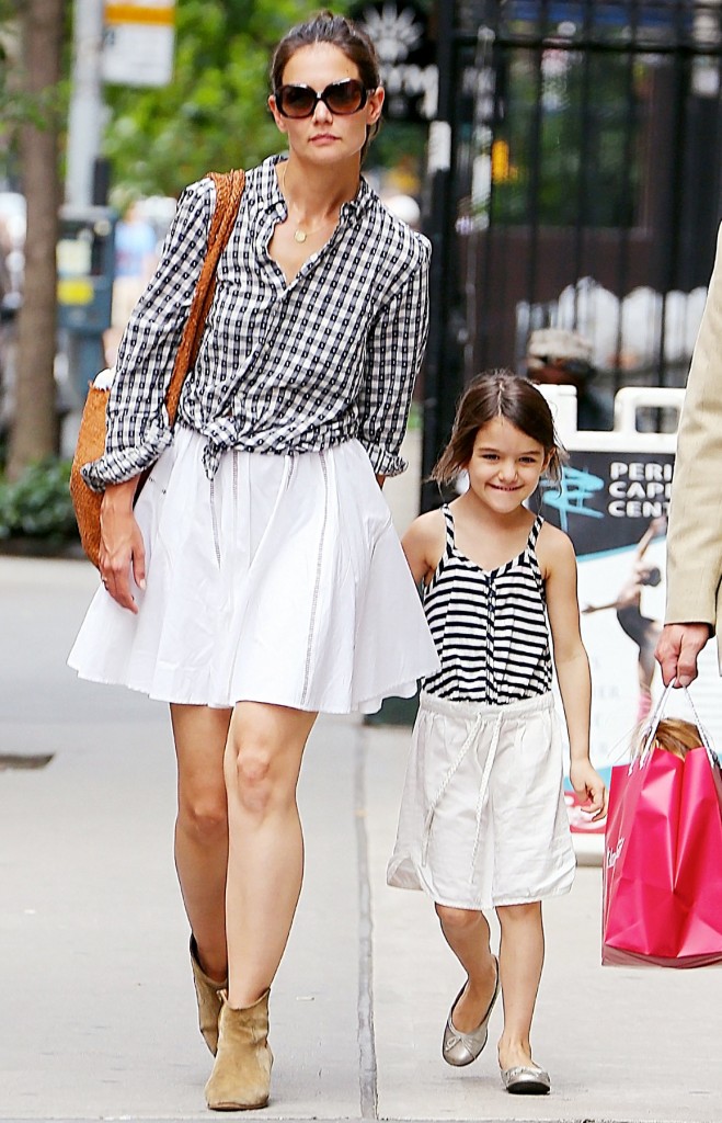 1340632415_katie-holmes-suri-cruise-zoom1