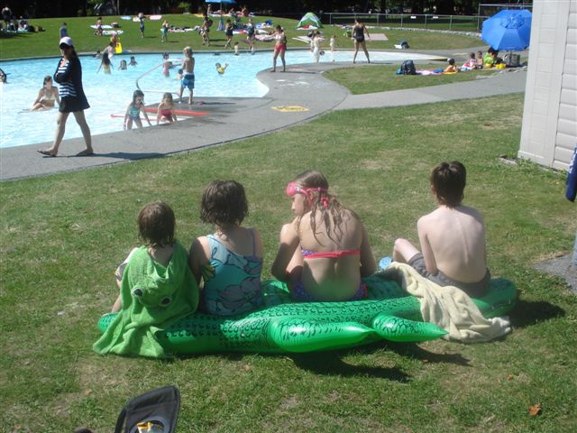 Snack-time-at-Maplegrove-pool