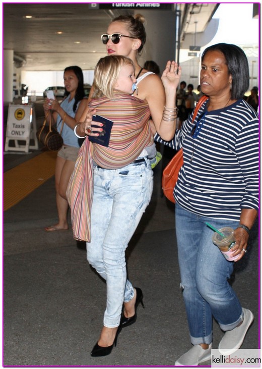51168736 Actress Kate Hudson, Matt Bellamy, their son Bingham and her son Ryder Robinson arriving on a flight at LAX airport in Los Angeles, California on July 30, 2013. FameFlynet, Inc - Beverly Hills, CA, USA - +1 (818) 307-4813