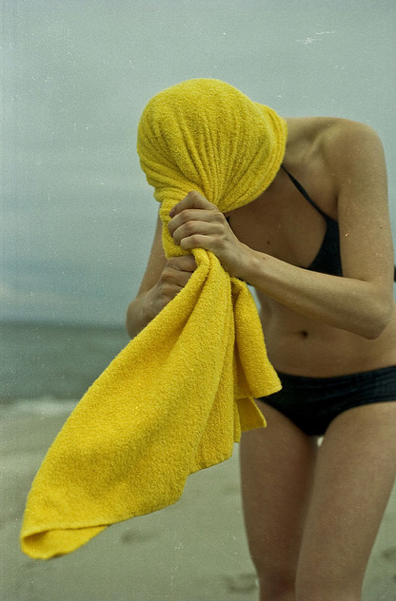 Woman-in-bathing-suit-towelling-hair