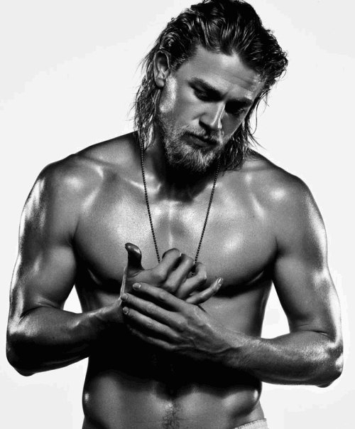 Charlie-charlie-hunnam-20098511-500-603