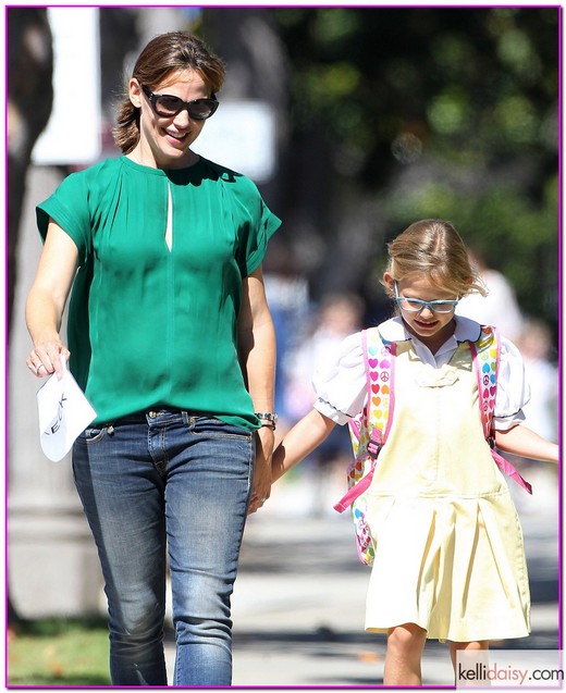 51197597 'Draft Day' actress Jennifer Garner picking up her daughter Violet on her first day back to school in Santa Monica, California on September 3, 2013. FameFlynet, Inc - Beverly Hills, CA, USA - +1 (818) 307-4813