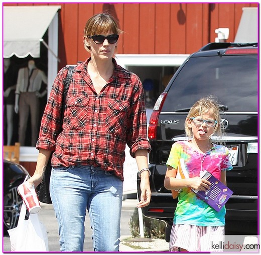 51207745 'Dallas Buyers Club' actress Jennifer Garner and her daughter Violet out shopping at the Brentwood Country Mart in Brentwood, California on September 14, 2013. FameFlynet, Inc - Beverly Hills, CA, USA - +1 (818) 307-4813