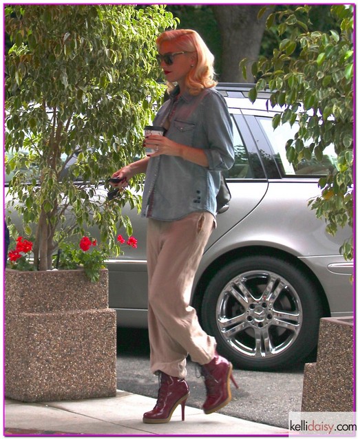 51212568 Pregnant singer Gwen Stefani drops off Kingston at school on September 20, 2013 in Van Nuys, California. FameFlynet, Inc - Beverly Hills, CA, USA - +1 (818) 307-4813