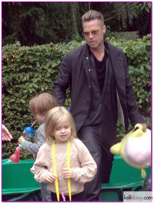 51220751 A youthful-looking Brad Pitt takes the twins Vivienne and Knox to visit Legoland in Windsor UK on September 29, 2013. FameFlynet, Inc - Beverly Hills, CA, USA - +1 (818) 307-4813 RESTRICTIONS APPLY: USA ONLY