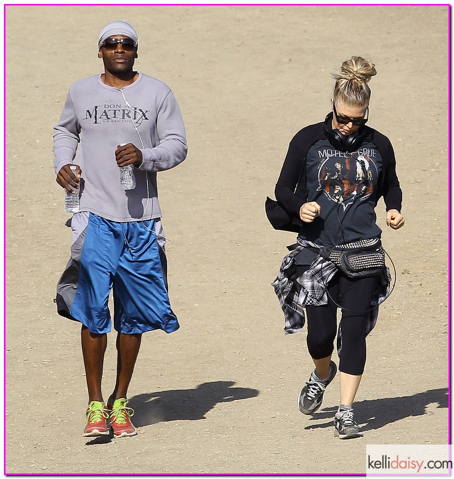51265161 Singer Fergie and her personal trainer out for a jog in Brentwood, California on November 17, 2013. FameFlynet, Inc - Beverly Hills, CA, USA - +1 (818) 307-4813