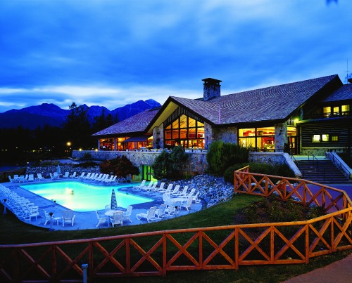 Outdoor-pool-at-Jasper-Park-Lodge