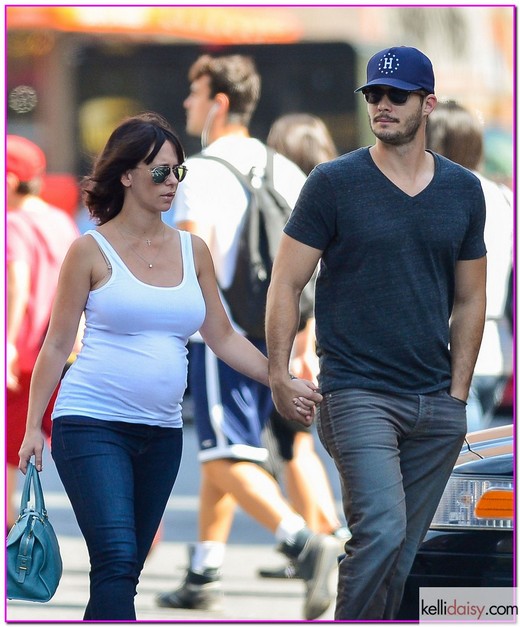51188230 Pregnant "The Client List" star Jennifer Love Hewitt and her fiance Brian Hallisay take a romantic hand-in-hand stroll on August 23, 2013 in New York City, New York. Jennifer showed off her growing baby bump under a form fitting, white tank top... FameFlynet, Inc - Beverly Hills, CA, USA - +1 (818) 307-4813
