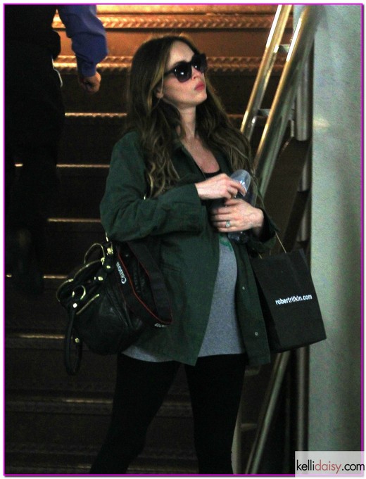 51273516 Pregnant 'Teenage Mutant Ninja Turtles' actress Megan Fox stops to see her doctor for a checkup in Beverly Hills, California along with her husband Brian Austin Green and their son Noah on November 26, 2013. FameFlynet, Inc - Beverly Hills, CA, USA - +1 (818) 307-4813