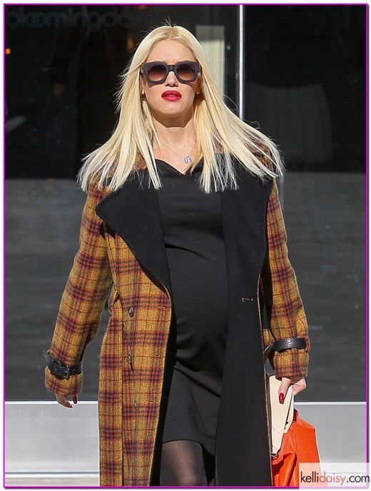 51278032 Pregnant singer Gwen Stefani shows off her growing baby bump while doing some holiday shopping at Bloomingdales in Los Angeles, California on December 4, 2013. FameFlynet, Inc - Beverly Hills, CA, USA - +1 (818) 307-4813