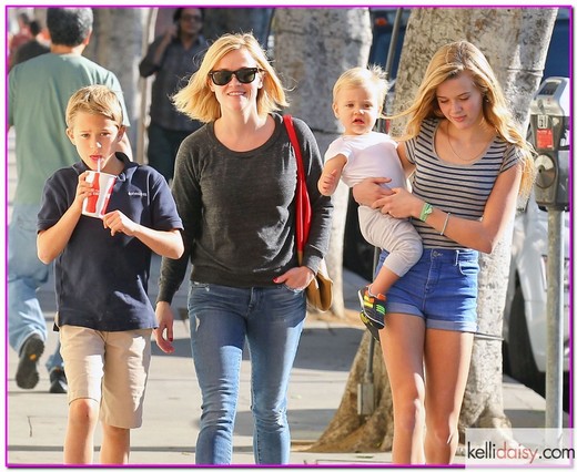 51290212 'Mud' actress Reese Witherspoon takes her children Ava, Deacon, and Tennessee out for lunch in Westwood, California on December 20, 2013. FameFlynet, Inc - Beverly Hills, CA, USA - +1 (818) 307-4813